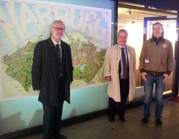 Jürgen Marek vor dem Wimmelbild von Harburg